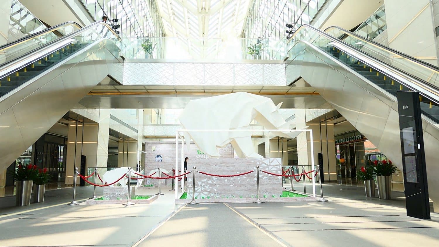 Mall Polar Bear from Liu Tong artist profile.